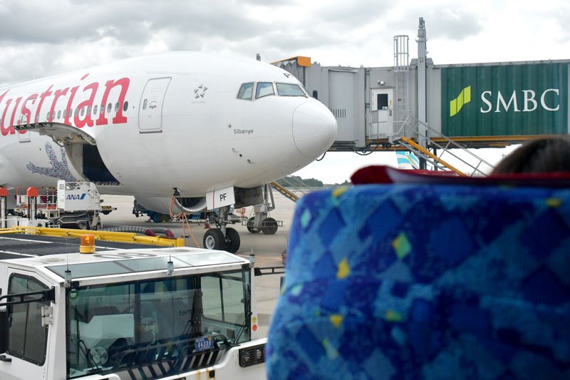 成田空港の非公開エリアを巡るバスツアーで参加者が見た車窓の眺め＝成田市