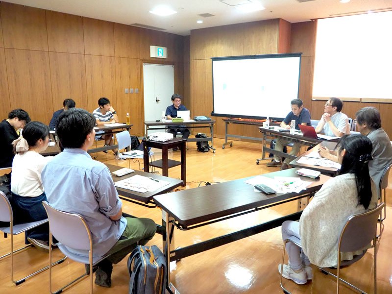 初回ワークショップで自己紹介する創業者ら＝市原市