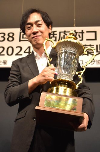 優勝し、県知事賞を受賞した平井さん＝千葉市美浜区
