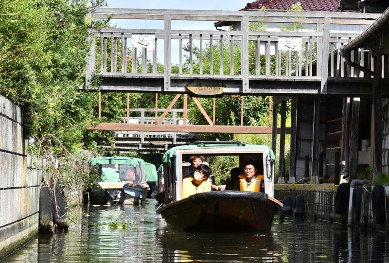水郷情緒が残る水路を船で巡る「加藤洲十二橋」を体験する新島小の児童ら＝４日、香取市
