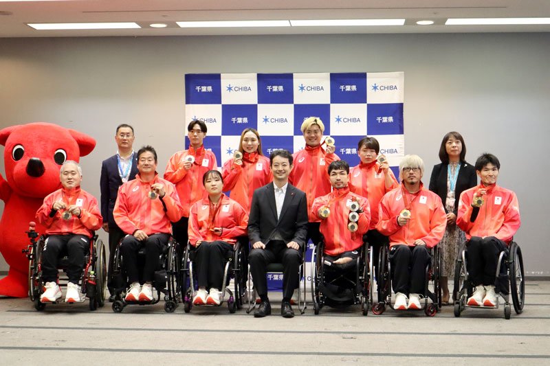 熊谷知事にパラリンピックでの快挙を報告した選手ら＝千葉県庁
