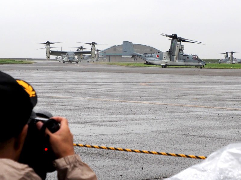 一般開放された陸上自衛隊木更津駐屯地で、隊列を組んで移動するＶ２２オスプレイ＝５日、木更津市