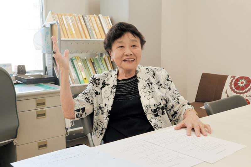 弁護士としての５８年間や学生時代を振り返る渥美さん＝千葉市中央区
