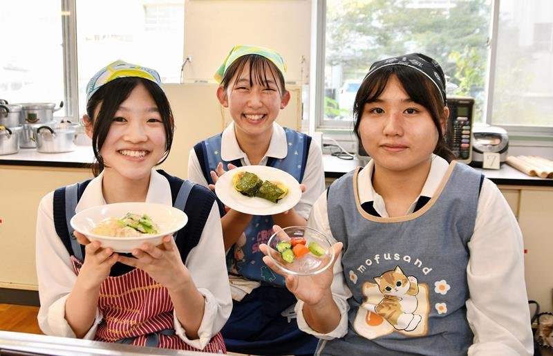 発酵食品や地元野菜を活用した料理に挑戦した佐原白楊高の生徒＝香取市
