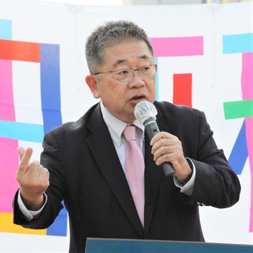 街頭演説で支持を訴える共産党の小池書記局長＝１２日、松戸市
