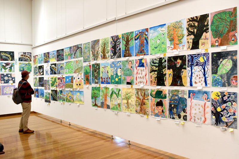 子どもたちの力作が並ぶ「佐倉市幼・小・中学校図画書写作品展」＝市立美術館