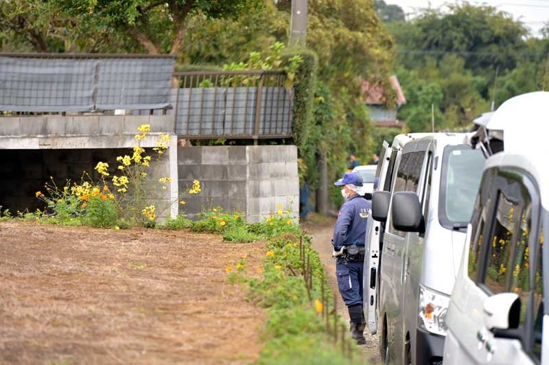 強盗事件があった住宅の前に並ぶ捜査車両＝１６日午後０時４５分ごろ、白井市中
