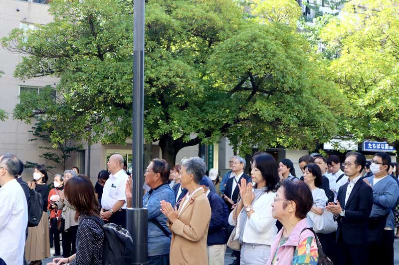候補者の演説に拍手する有権者＝１５日、千葉市中央区