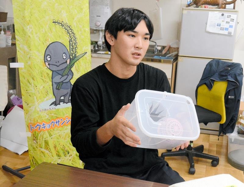 考案したジャンボタニシ駆除用のわなを手に、農業について語る岩沢さん＝東金市
