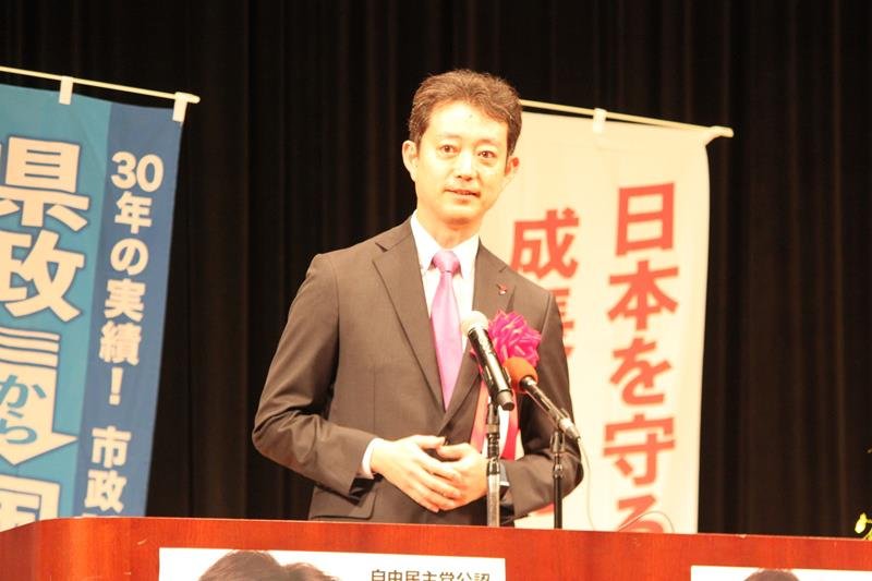 自民新人候補の個人演説会で登壇した熊谷知事＝１８日、旭市
