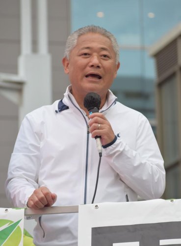 演説する日本維新の会の馬場代表＝１９日、船橋市

