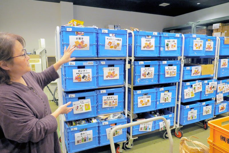 集まった食品を困窮家庭などに届けるため、種類ごとに分けている倉庫＝１８日、千葉市中央区のフードバンクちば

