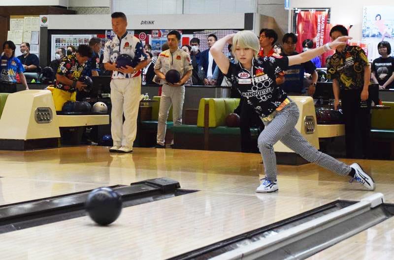 準決勝進出を目指す選手たち＝ときわ平ボウリングセンター