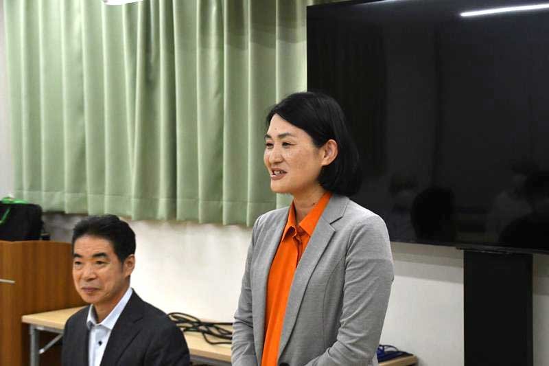 開票結果を待つ中、選挙戦を振り返る斉藤氏＝２７日、千葉市中央区