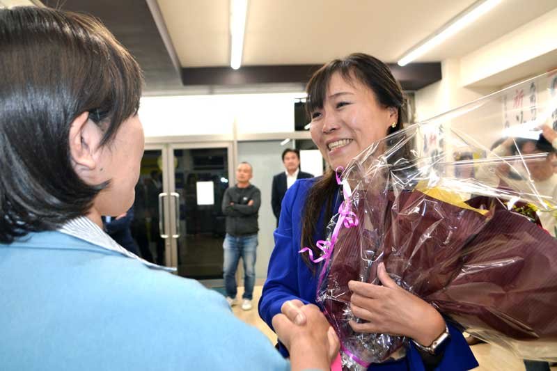 比例復活での当選を決め、涙を流して支持者と喜ぶ国民民主党の岡野純子氏（右）＝２８日、市川市