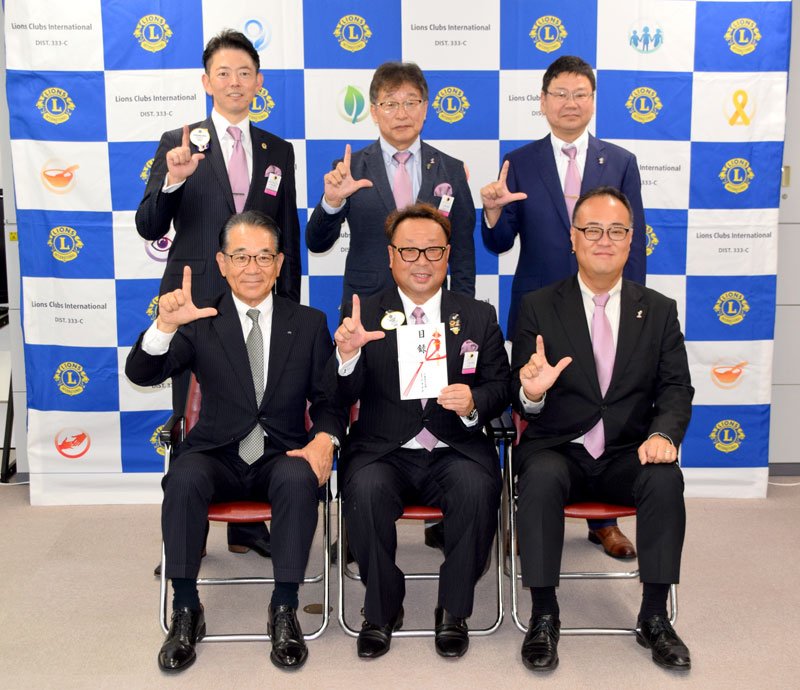 目録を手にする大瀧地区ガバナー（前列中央）と宮沢理事長（同左）＝千葉市中央区