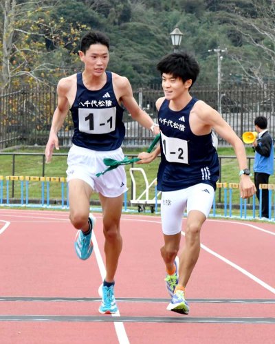 トップでたすきをつなぐ八千代松陰の１区・鈴木琉胤（左）と２区・河田珠夏＝東総運動場