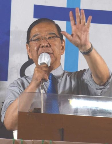 演説する共産党の志位議長＝１８日、ＪＲ津田沼駅前
