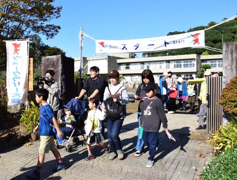 豊田小を出発するウォークラリー大会の参加者＝茂原市
