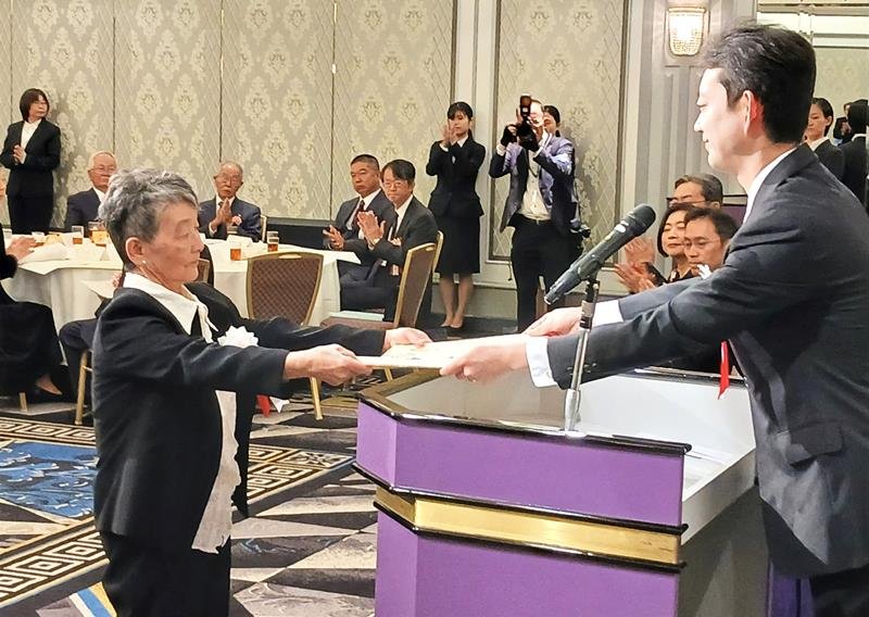 熊谷知事（右）から表彰状を受け取る功労者＝３日、千葉市美浜区
