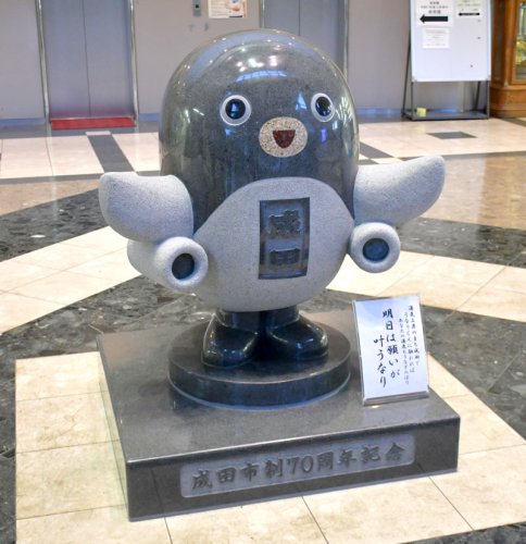 分身？双子？うなりくんポスト　成田市役所に登場　市民ら撮影楽しむ　ロビーには石像も