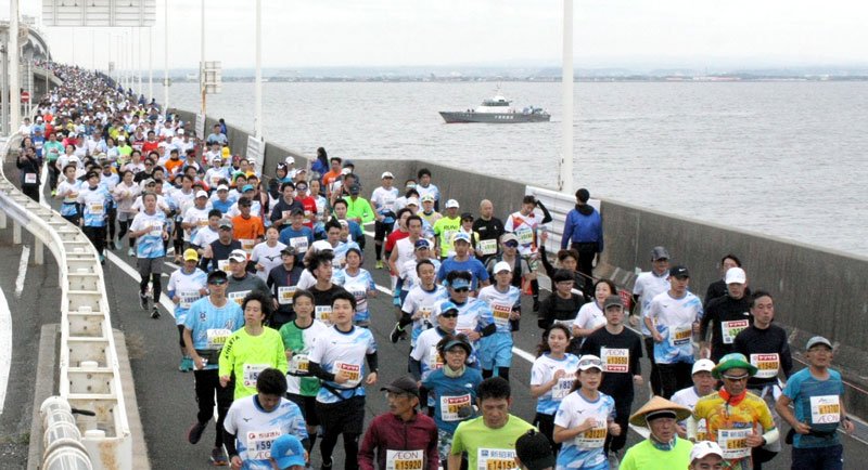 海ほたるパーキングエリアに到着するランナー＝木更津市