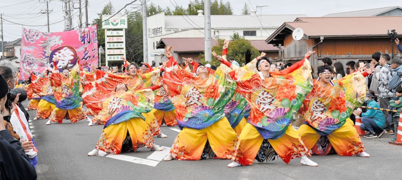 迫力満点演舞　会場熱気包まれ　ＹＯＳＡＫＯＩふるさとまつり　香取　２０チーム、千葉県内外から集結