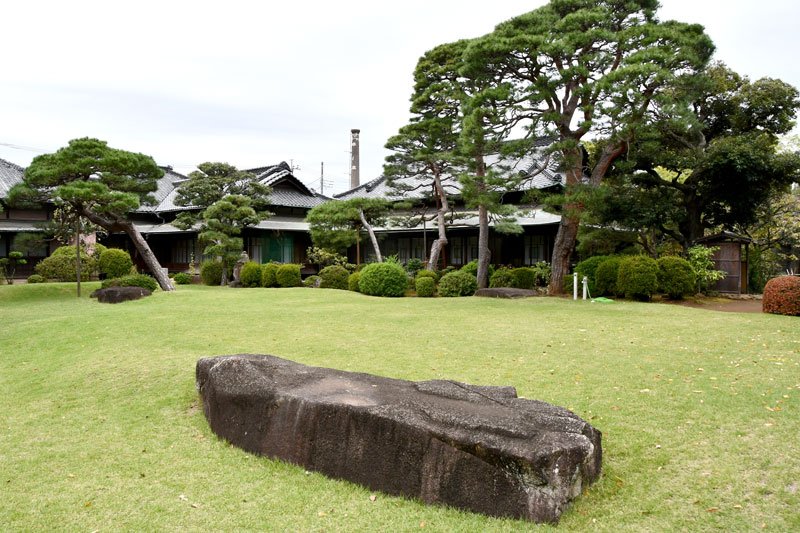 茂木佐平治邸の主屋（現在の市民会館）。手前の芝生部分は「書院」が建っていた場所で、手前に沓脱石（くつぬぎいし）が残る