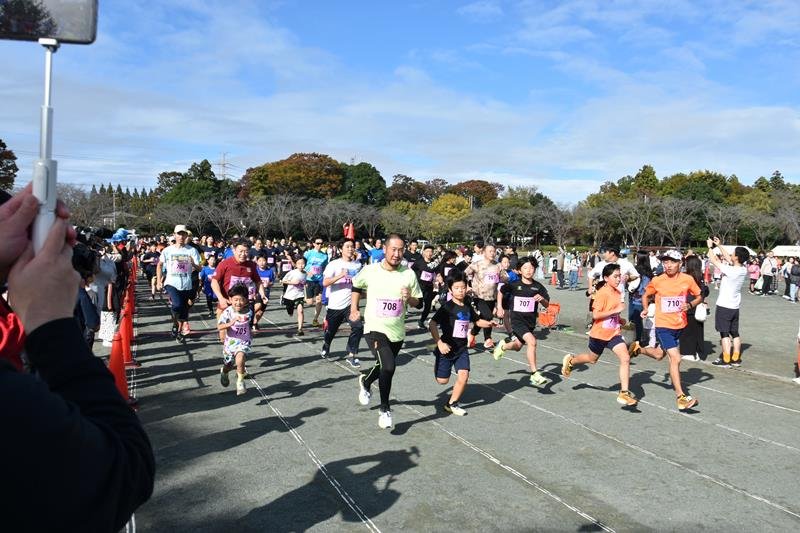 ランニングイベント「四街道ＷＡＬＬＡＢＹＲＵＮ」を親子で楽しむ参加者＝１７日、四街道市
