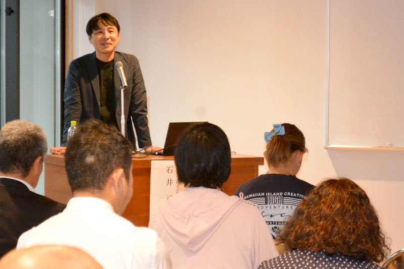 育休をテーマに講演した石井さん＝いすみ市