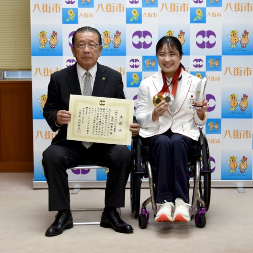 パラリンピック女子車いすバドミントンシングルスで連覇を果たし、地元の八街市から２度目のスポーツ栄誉賞を授与された里見選手（右）＝１５日、市役所