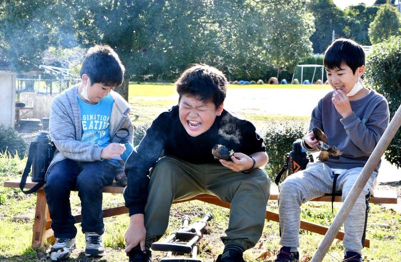 藍染め体験親睦深める　焼き芋も堪能　神崎、長生の児童