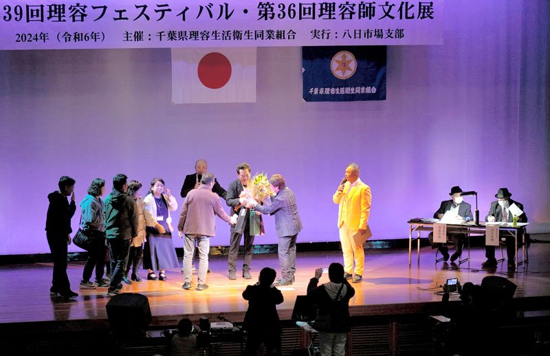 歌唱後の出演者に花束が贈られるなど、大いに盛り上がったカラオケ大会＝１９日、匝瑳市