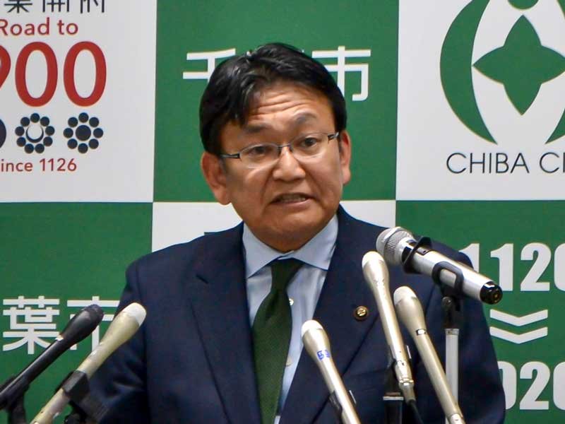記者会見する神谷市長＝２２日、千葉市役所