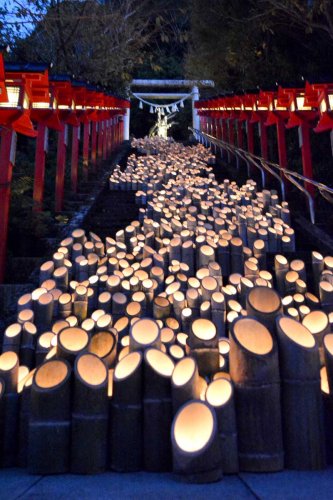 竹灯籠が並べられた遠見岬神社の石段＝２４日夕