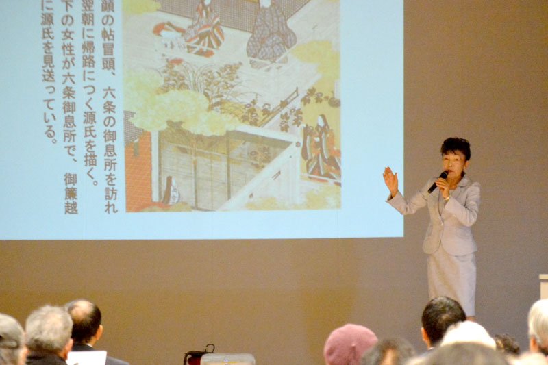 紫式部と源氏物語について講演する近藤さん＝いすみ市
