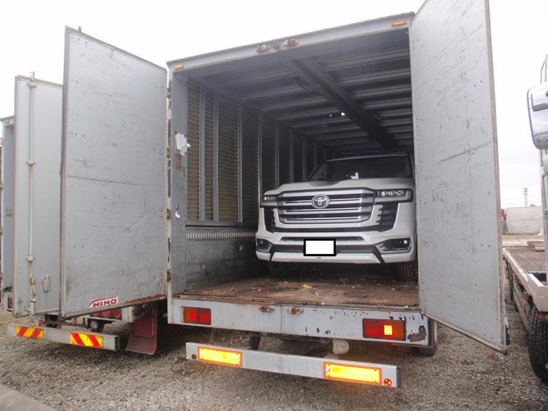 佐倉市内のヤード周辺に止まっていたトラックの荷台に積まれていた盗難車(千葉県警提供)