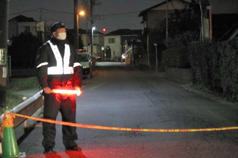 火災現場付近は立ち入り規制が続いた＝２０日午後８時５分ごろ、柏市高柳