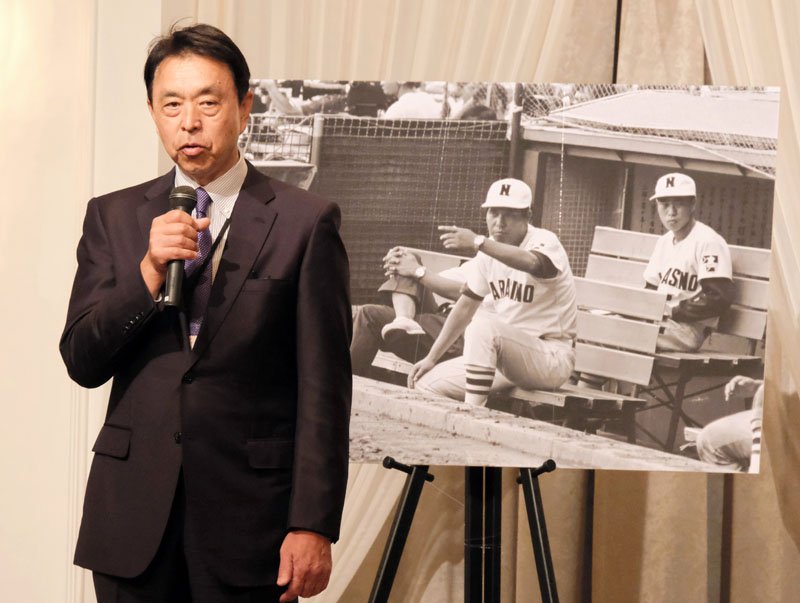 習志野高野球部監督を務めた石井さんとの思い出を話すヤクルトの小川淳司ＧＭ＝１４日夕、浦安市のホテル