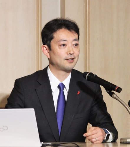 知事選への出馬を表明する熊谷氏＝１６日午後２時ごろ、千葉市中央区