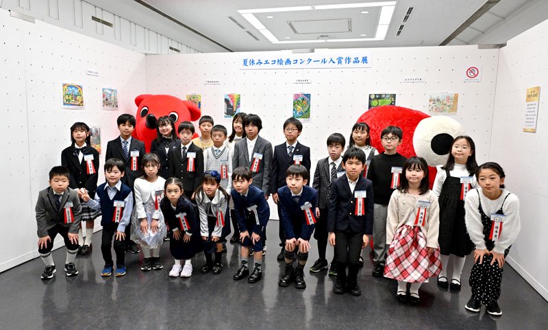 表彰式後に記念撮影する上位入賞たち＝７日、千葉市中央区