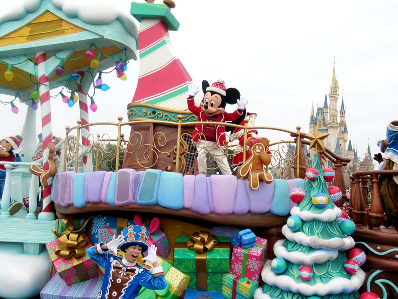長年続いた「ディズニー・クリスマス・ストーリーズ」は今年がフィナーレ。ミッキーマウスは沿道の観客に手を振って歓声に応えた＝浦安市の東京ディズニーランド
