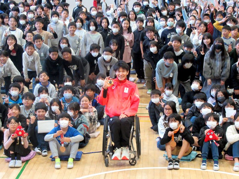後輩らと記念撮影する羽賀選手（前列中央）＝市川市