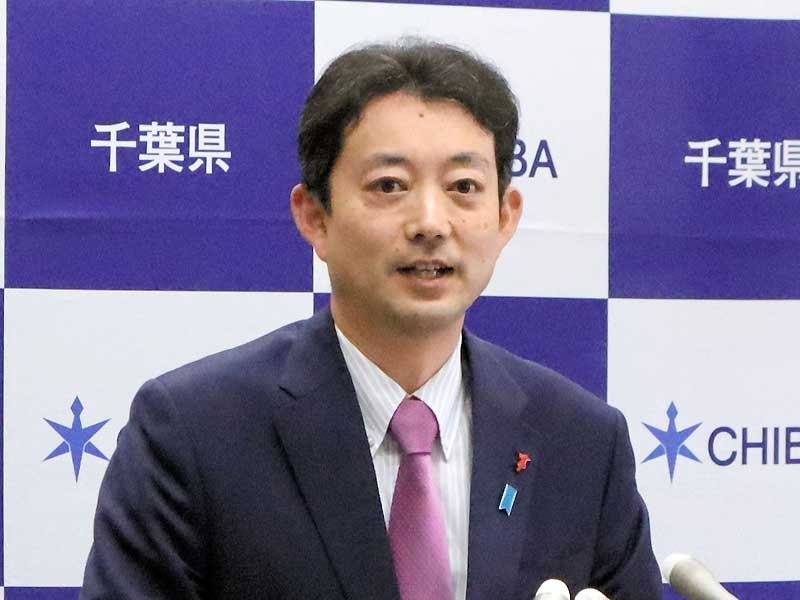 報道陣の取材に応じる熊谷千葉県知事＝１１日、県庁