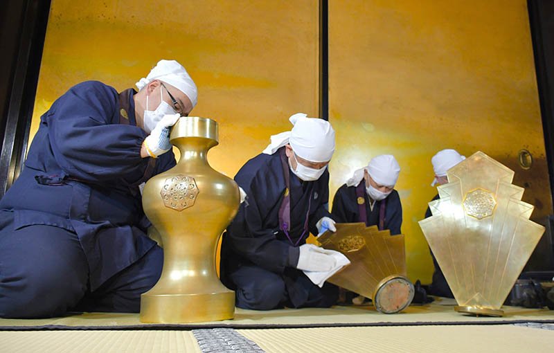 成田山新勝寺　新年備えすす払い　１年の汚れ清める