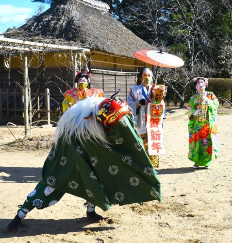 県立房総のむらで開かれた新春イベント「むらのお正月」に表れた獅子舞＝栄町
