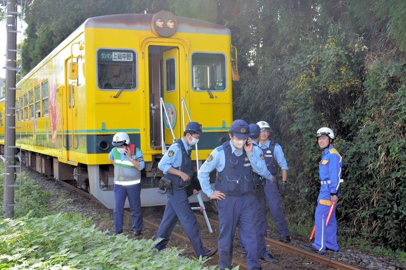 脱線したいすみ鉄道の車両周辺で事故の対応に当たる警察官ら＝１０月、いすみ市
