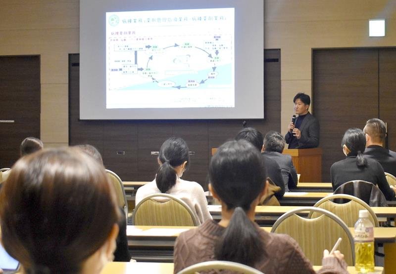 病院薬剤師の仕事について説明する講師＝千葉市中央区
