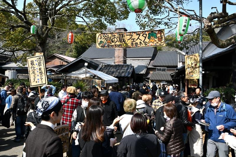 ５年ぶりに「酒蔵まつり」が開催され、酒蔵見学や日本酒の購入者でにぎわう会場＝３月、神崎町
