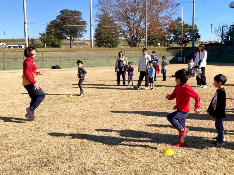 原田さん（左）から走り方を教わる参加者＝我孫子市
